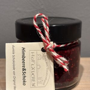 Himbeerkonfitüre mit Rosenblüten
